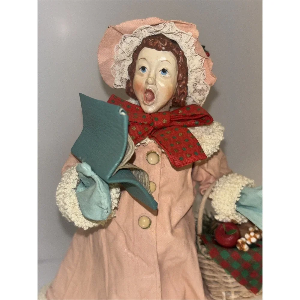 CLOTHTIQUE Possible Dreams 1989 CHRISTMAS Caroler Holiday Decor 8.5